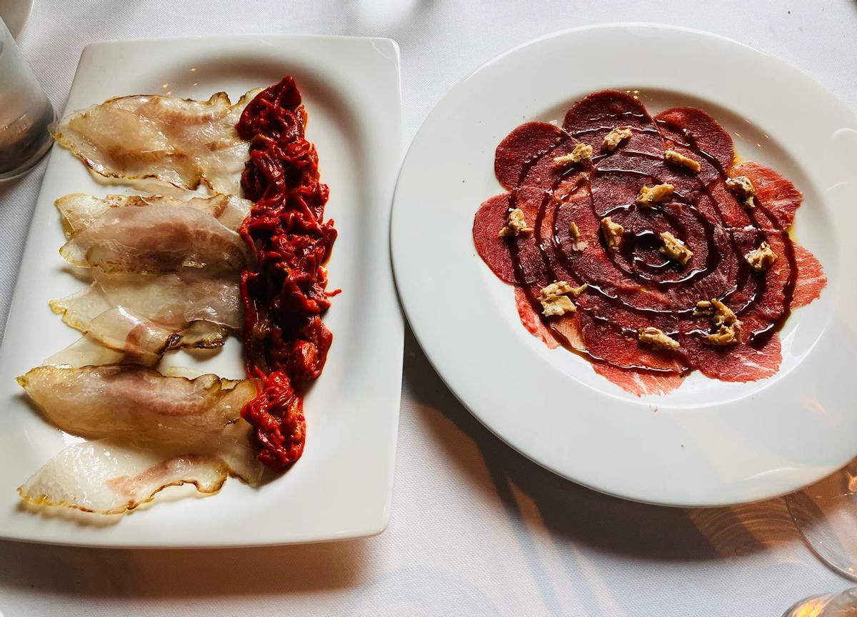 Papada con pimiento de cristal, a la izquierda, y carpacho de presa, `'foie' y vinagreta del Condado de Huelva.