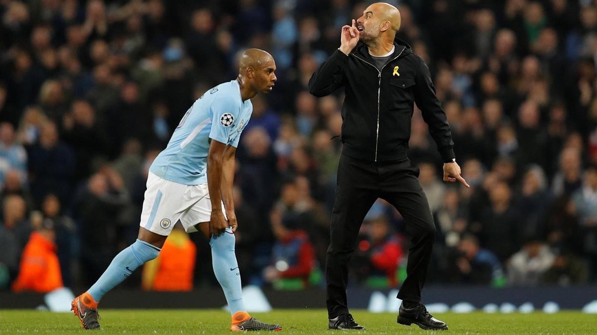 Guardiola se encara con Mateo Lahoz en el descanso del Manchester City-Liverpool.