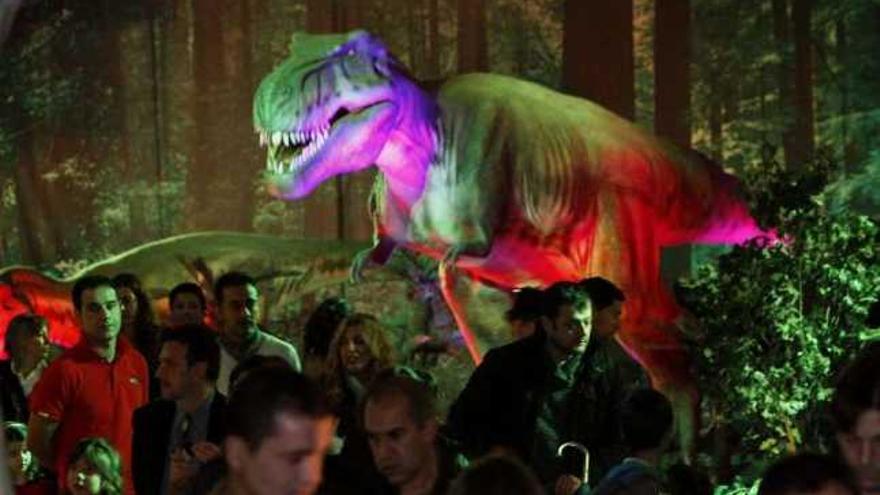 El público, en la zona del Tyrannosaurus Rex, ayer, en el Ifevi. // José Lores