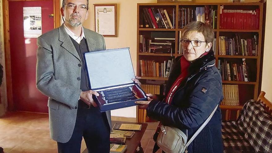 Aquilina Simal entrega el premio al ganador del concurso de relatos, Miguel Ángel Gutiérrez.