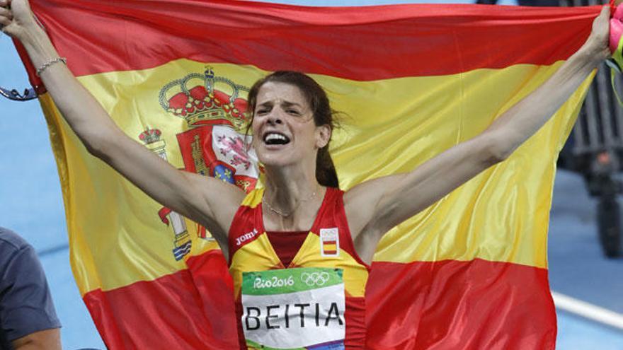 Ruth Beitia, eufórica tras conseguir el oro.