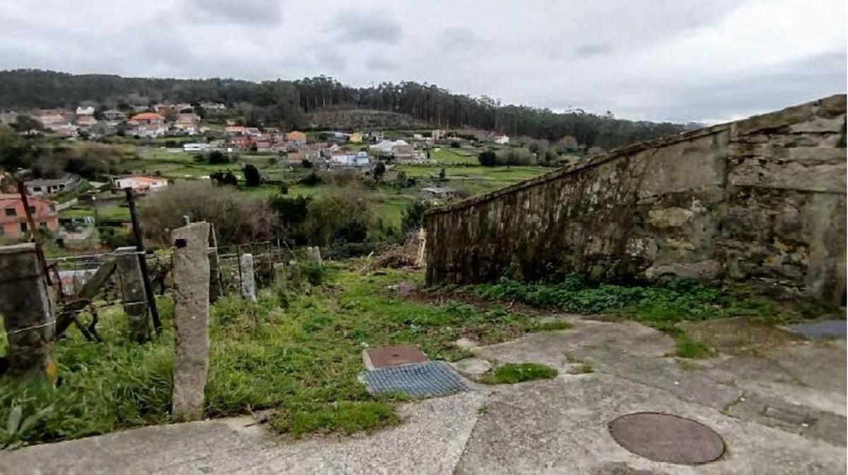 El comienzo del camino a pavimentar entre Montemogos y Vilar, en la parroquia de Beluso (Bueu).