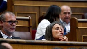 Miriam Nogueras  durante el primer pleno y debate de investidura del candidato Feijóo , en el Congreso de los Diputados.