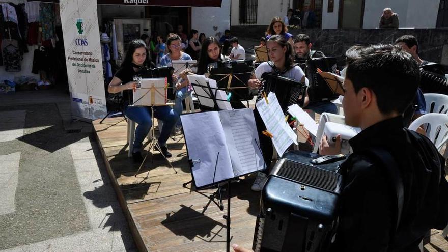 Alumnos del Conservatorio del Occidente actuando en la plaza Carmen y Severo Ochoa de Luarca.