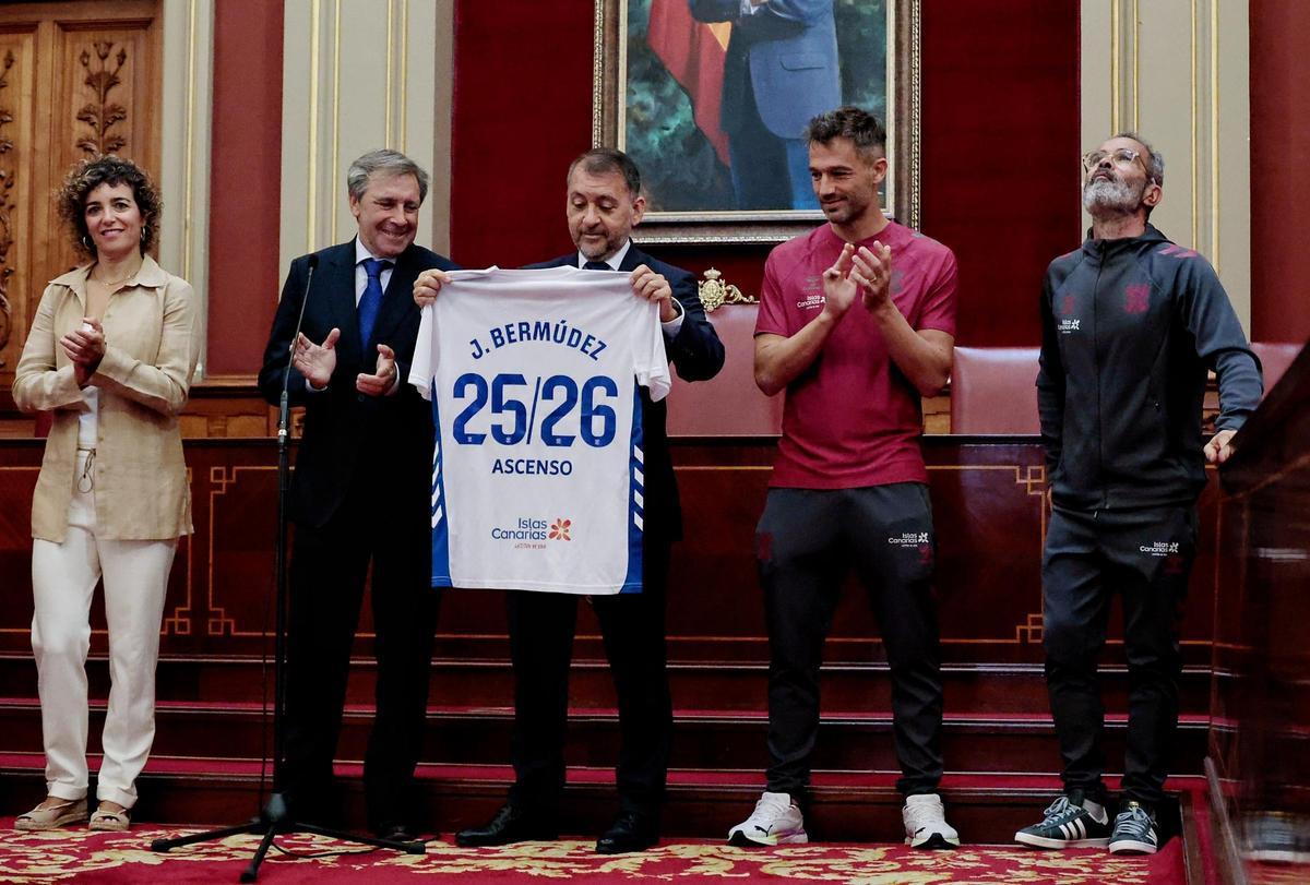 Así fue la visita institucional del CD Tenerife al Ayuntamiento de Santa Cruz