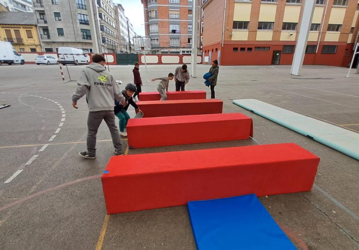 Varios niños, saltando unos obstáculos. | D. M.