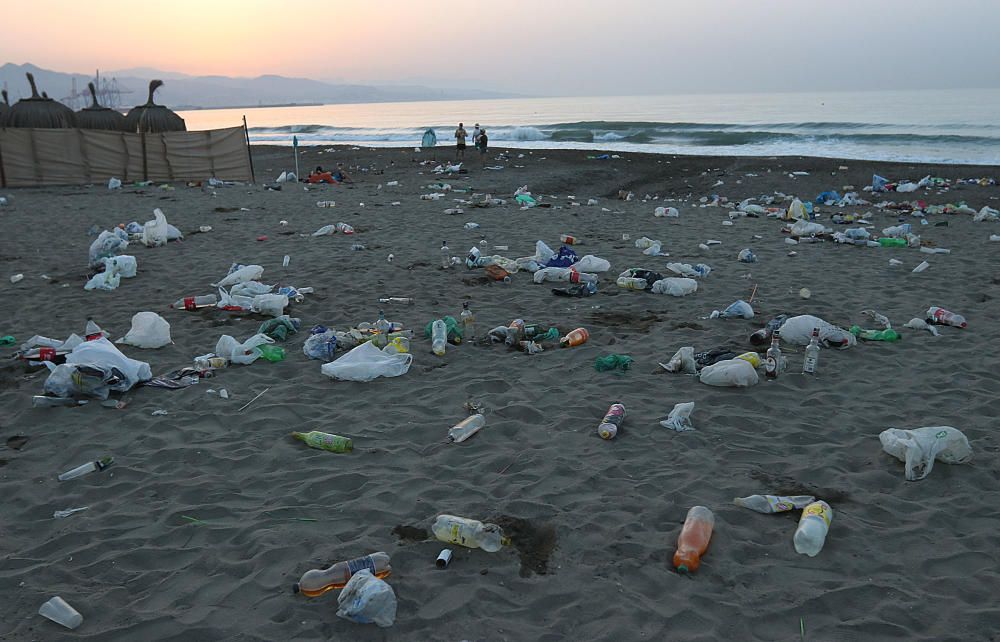 Así amanecen las playas malagueñas después de la noche de San Juan