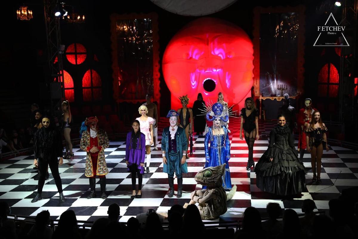 El elenco del Circo Encantado de Badajoz, en plena actuación.