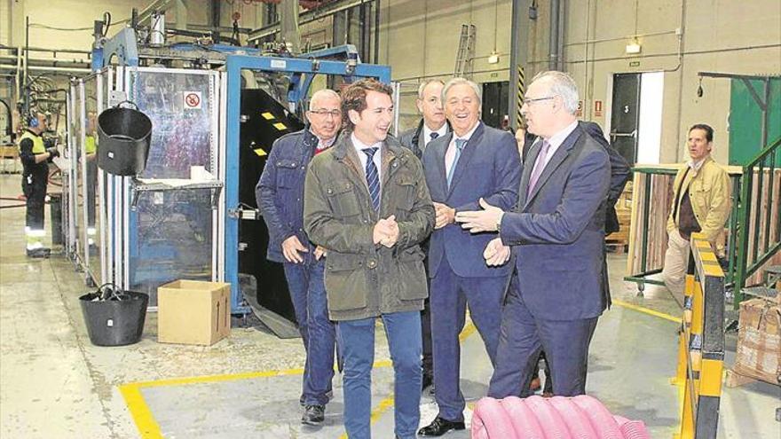 El presidente del Parlamento andaluz visita las instalaciones de Tupersa
