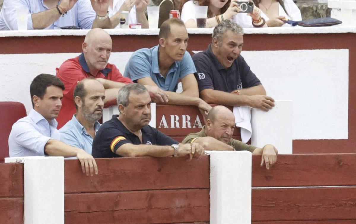 El rejoneador y apoderado de Duarte Fernandes, Manuel Manzanares, a la izquierda, ayer, siguiendo la actuación de su poderdante.