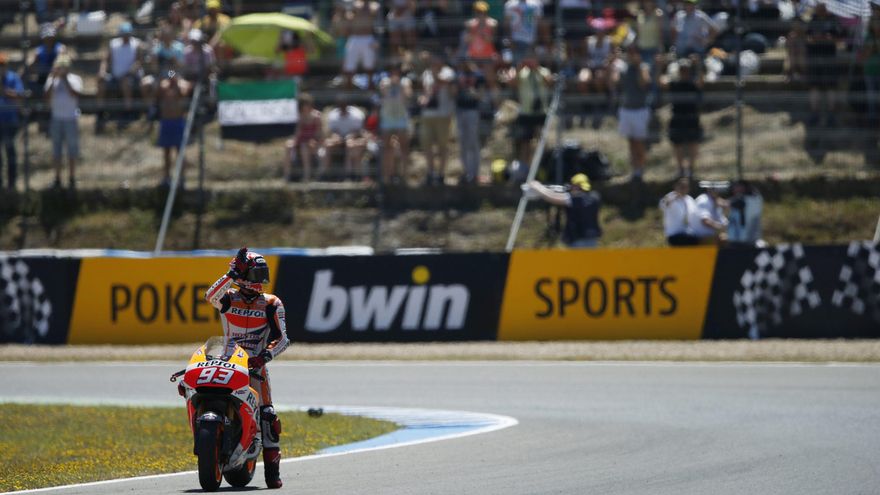 Marc Márquez saluda al públcio tras una carrera de MotoGP