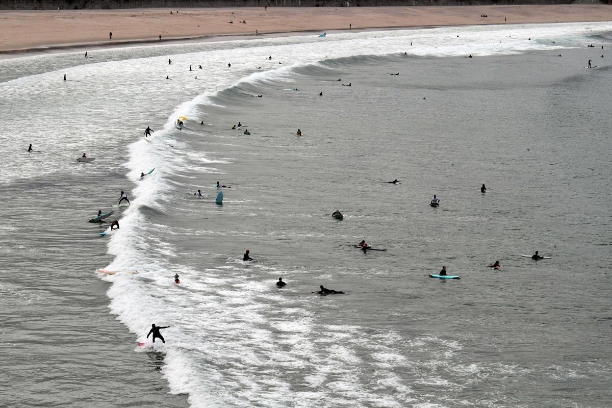 El oleaje en el Orzán anima a los surfistas de A Coruña a subirse a las tablas El oleaje en el Orzán anima a los surfistas de A Coruña a subirse a las tablas
