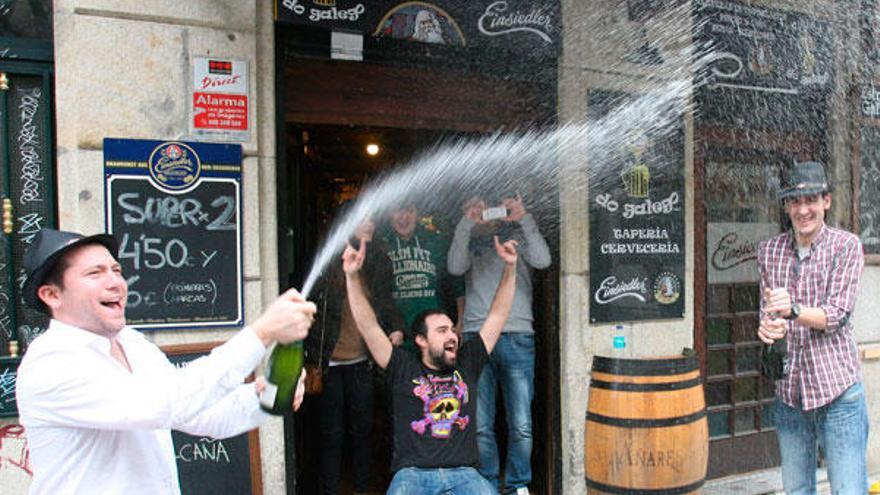 Jóvenes celebrando un quinto premio de la Lotería del Niño en 2012.