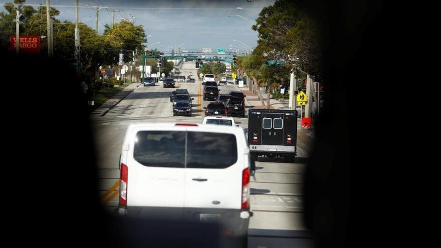 Un conductor del convoy presidencial de Trump es detenido por llevar un arma