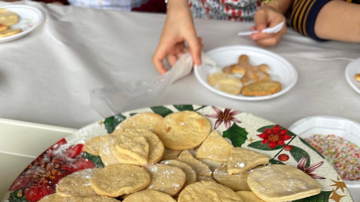 Platos de galletas artesanales elaboradas en un taller infantil de una edición anterior.