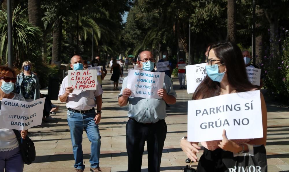 Protesta de los vecinos de La Princesa frente al Ayuntamiento de Málaga