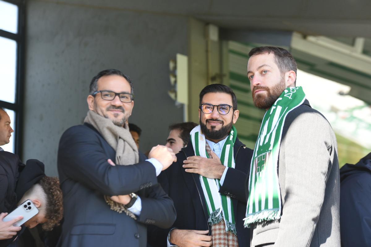 El presidente del Córdoba CF, Al Zain (centro), entre el vicepresidente, Al Nusuf (izda.) y el consejero Bin Jamil.