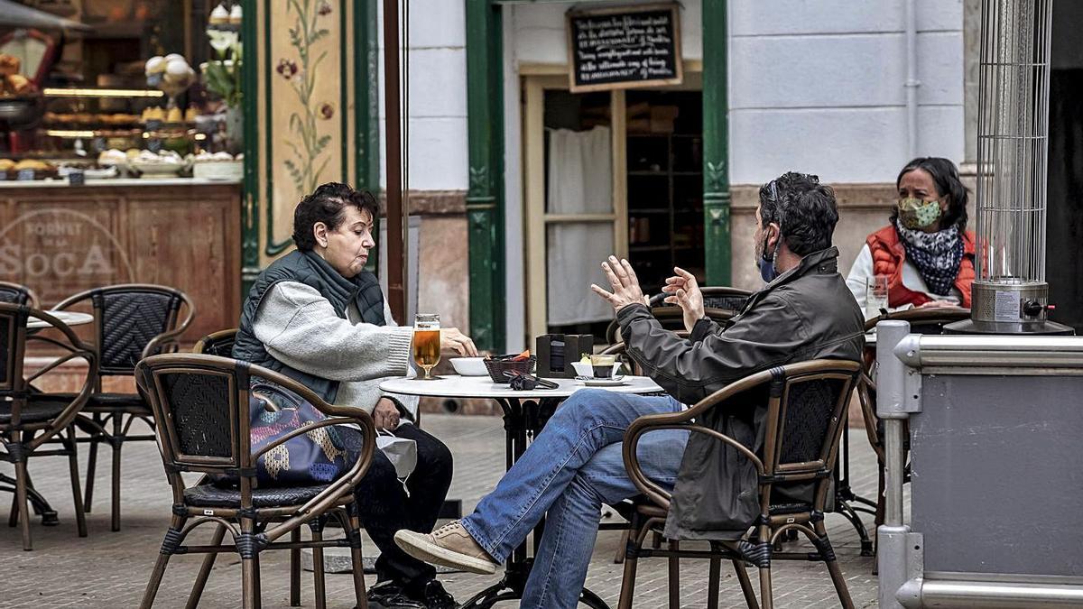 Clientes disfrutando de un aperitivo