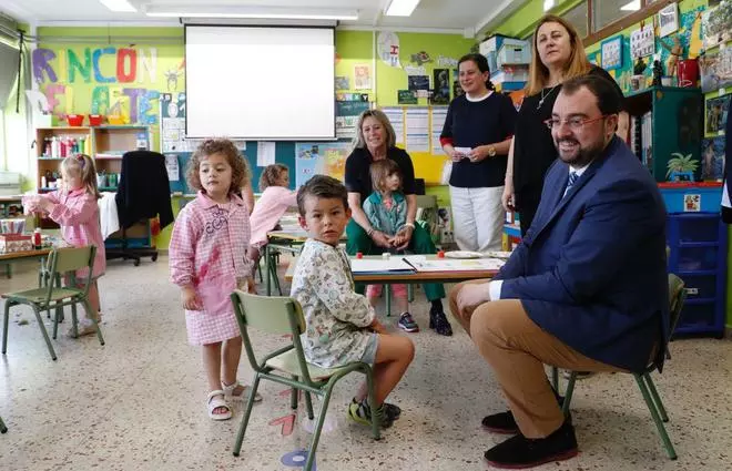 “La escuela rural no tiene nada que envidiar a la urbana”, asegura Barbón en Sariego