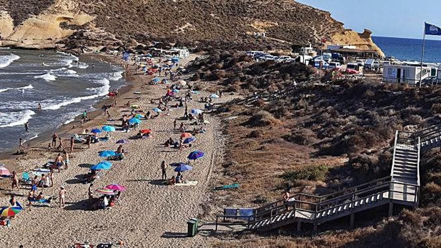 Playa de La Carolina, en el municipio de Águilas, donde se observa una gran escalera para llegar a la arena, algo infranqueable para una persona en silla de ruedas.