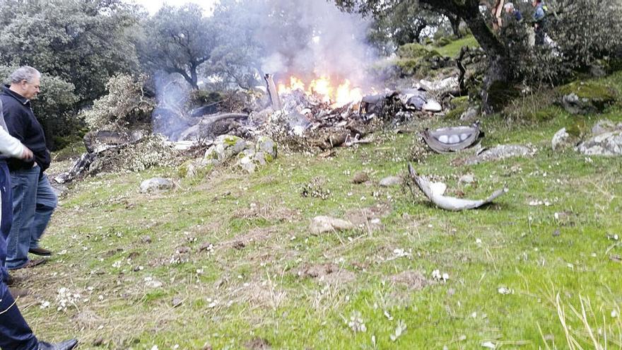 Restos de la avioneta siniestrada, ayer, en Toledo. // La Voz del Tajo