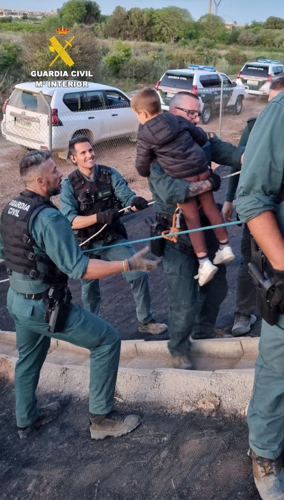 Rescate de un niño durante la evacuación del tren varado entre Picanya y Xirivella.