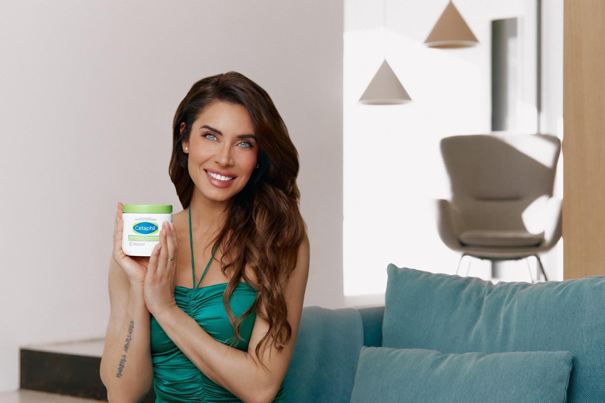 Pilar Rubio, la nueva embajadora de Cetaphil, con la Crema hidratante.