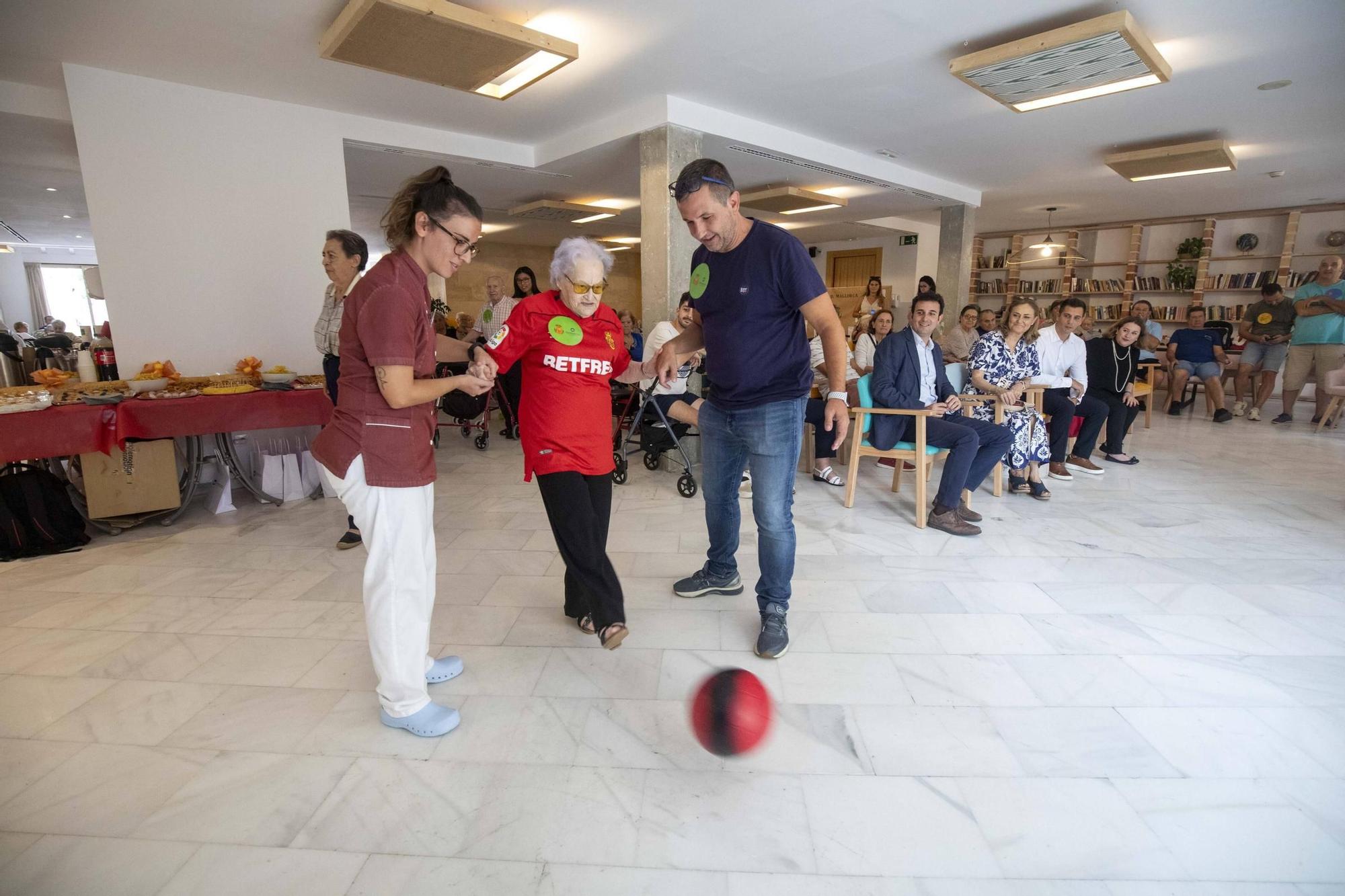 Los mayores realizan el 'saque de honor' en el inicio de la semana conmemorativa del 20º aniversario de la residencia Fontsana