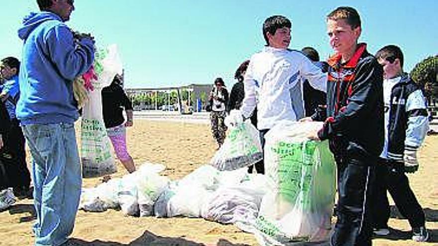 Alumnos del García Lorca muestran sus bolsas llenas de basura.