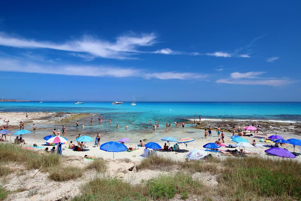 Vista principal de la pequeña playa de &quot;Ses Platgetes&quot; uno de los lugares más increíbles de la isla de Formentera.