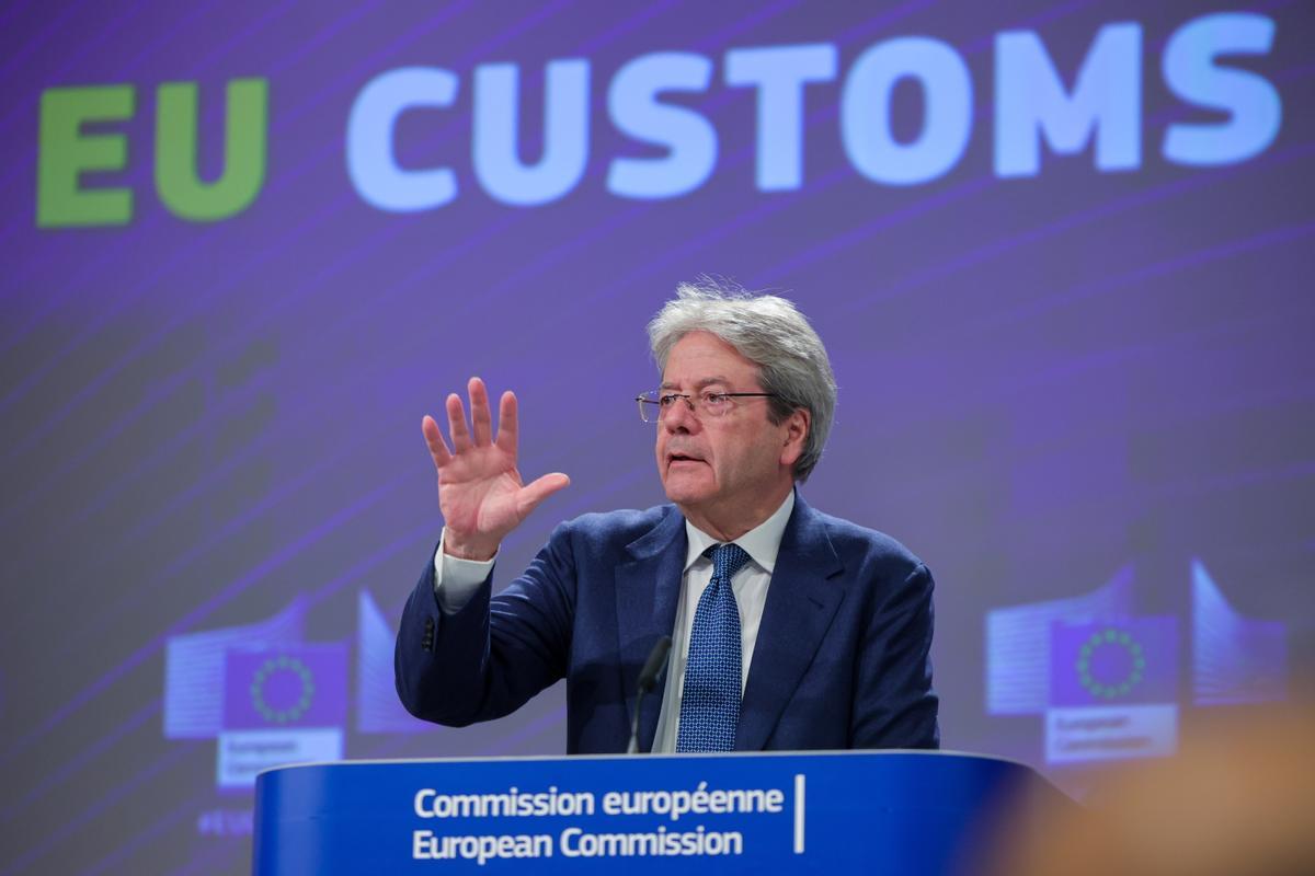 Brussels (Belgium), 17/05/2023.- European Commissioner for Economy Paolo Gentiloni holds a press conference on the Reform of the EU Customs Union following the European Commission weekly college meeting in Brussels, Belgium, 17 May 2023. (Bélgica, Bruselas) EFE/EPA/OLIVIER MATTHYS