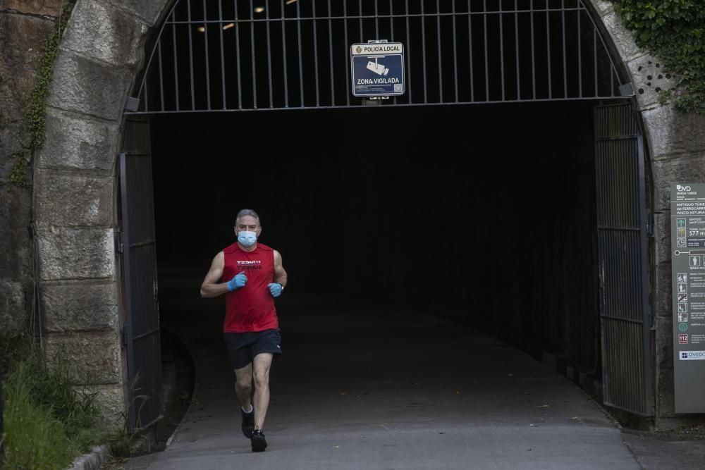 Oviedo se echa a la calle para hacer deporte en el primer día del desconfinamiento