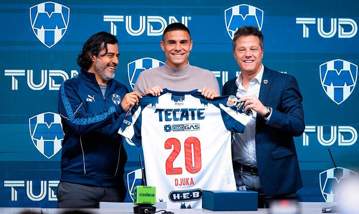 Djuka, en el centro, junto a Héctor Lara, director deportivo de Rayados, a la izquierda, y Domènec Torrent, míster del club mexicano, a la derecha.