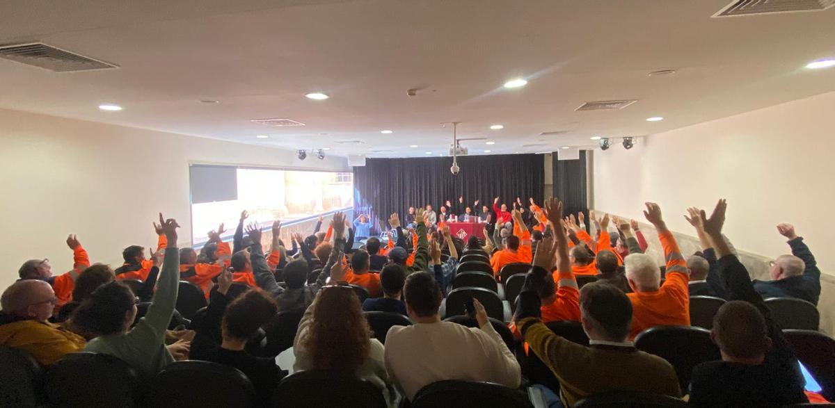 Votación durante la asamblea de empleados públicos de Llucmajor.