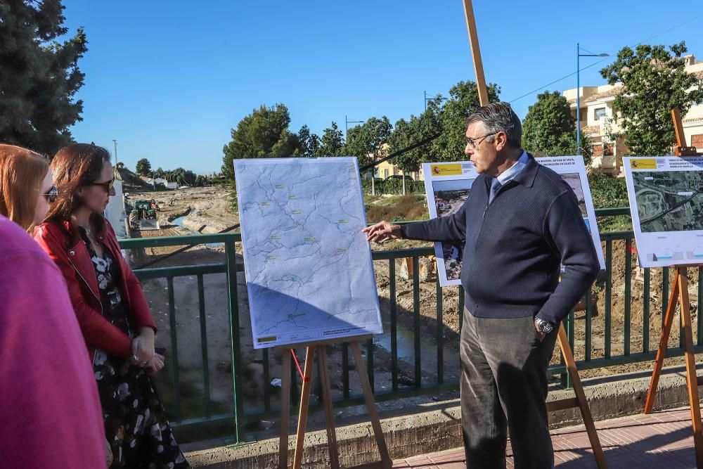 Visita a las zonas más afectadas por la DANA de septiembre en la Vega Baja por parte de expertos que diseñarán las defensas de la comarca frente a futuras a avenidas