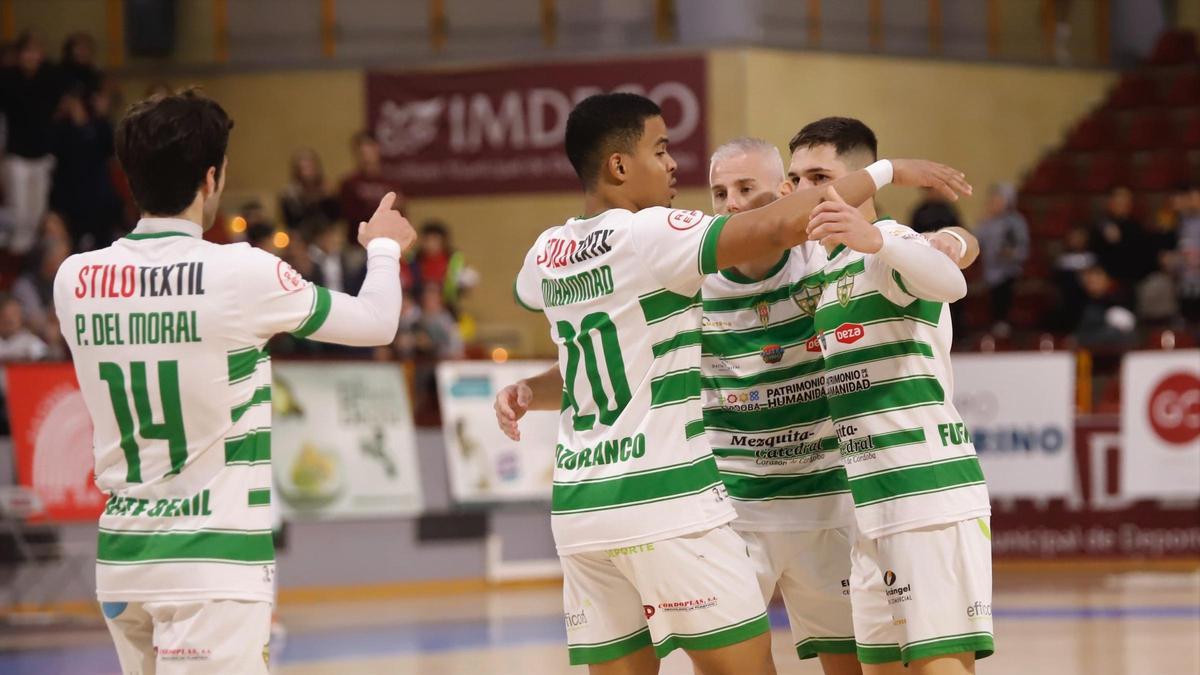 Jugadores del Córdoba Futsal celebran un gol esta temporada en Vista Alegre.