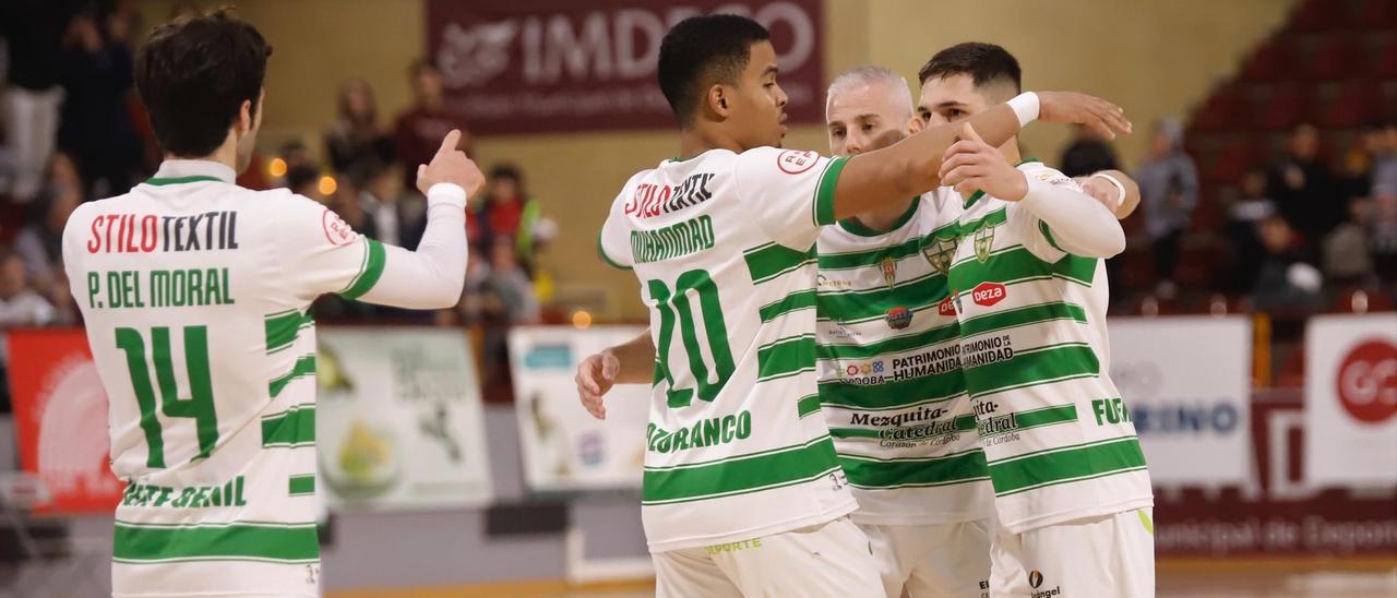 Jugadores del Córdoba Futsal celebran un gol esta temporada en Vista Alegre.