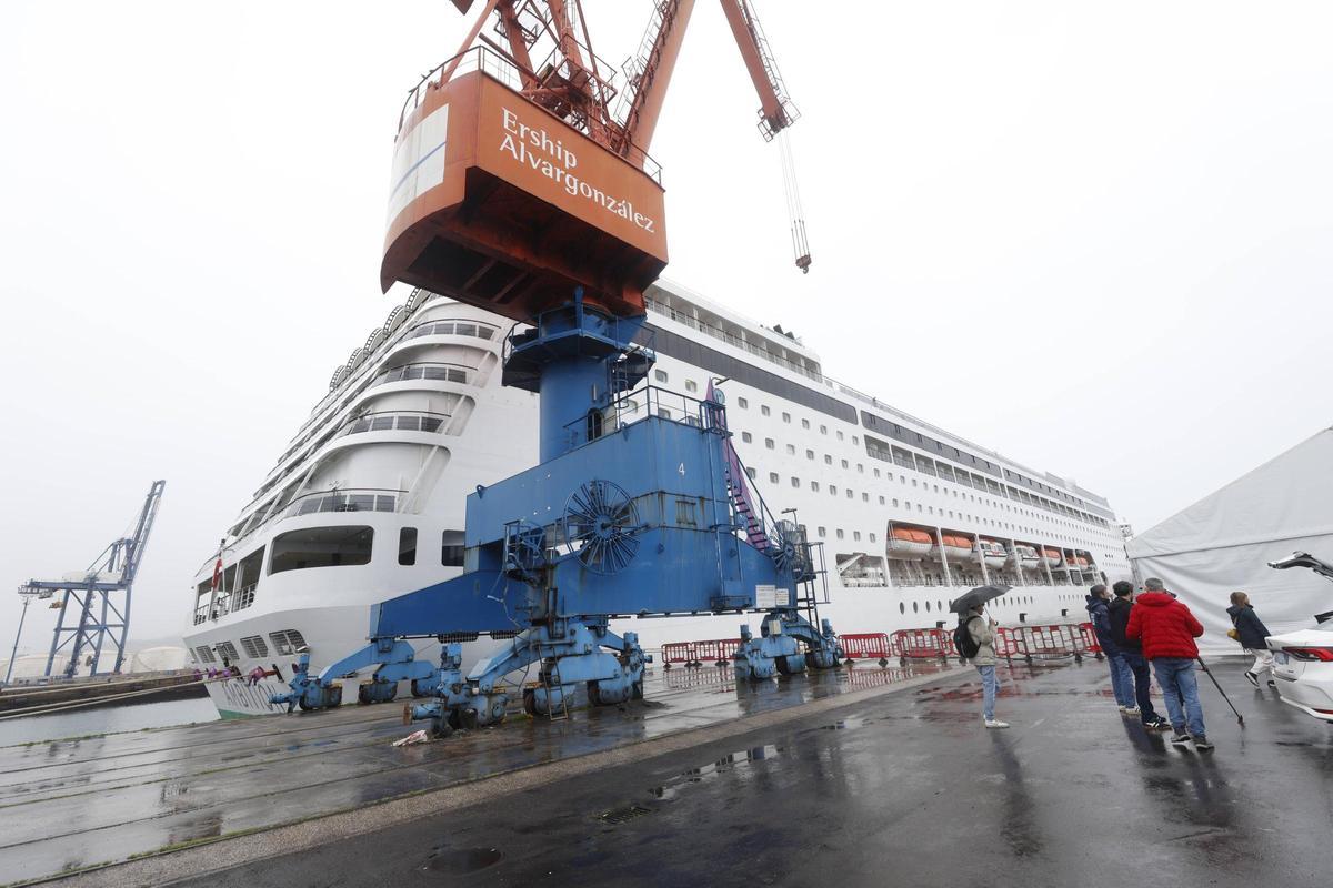 Los cruceristas del "Ambition" desembarcan en Gijón (en imágenes)