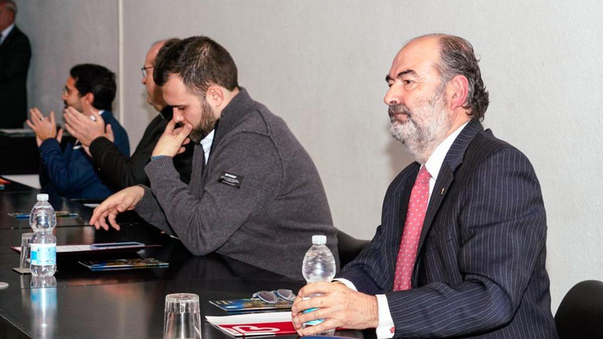 Damián Niso, pregonero de la Navidad y director de Cáritas, junto al alcalde.