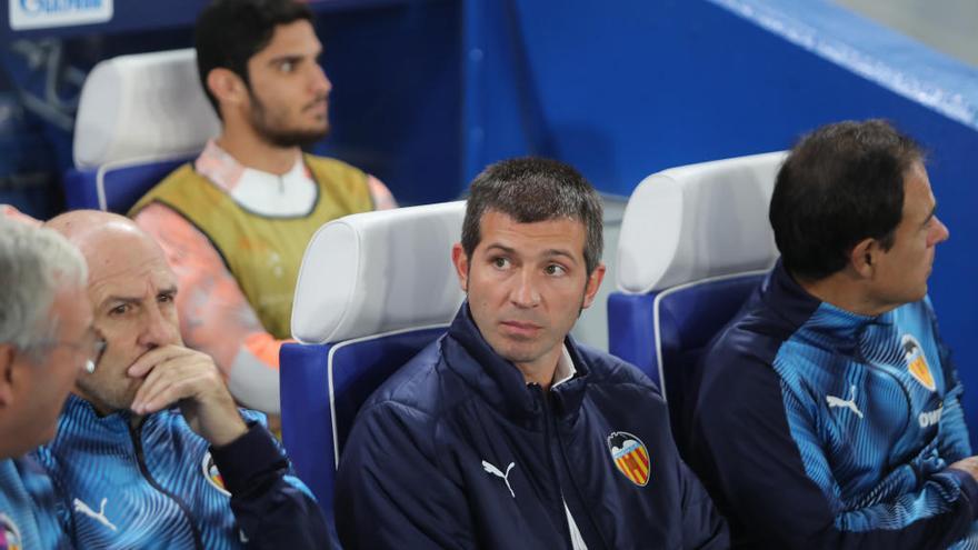 Albert Celades, en el banquillo de Stamford Bridge antes del inicio del partido ante el Chelsea.