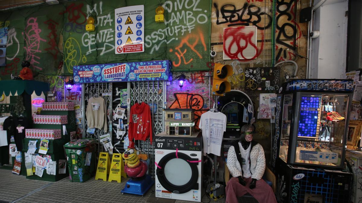 Una de las paredes de Ssstufff, con su decoración a lo local de barrio.