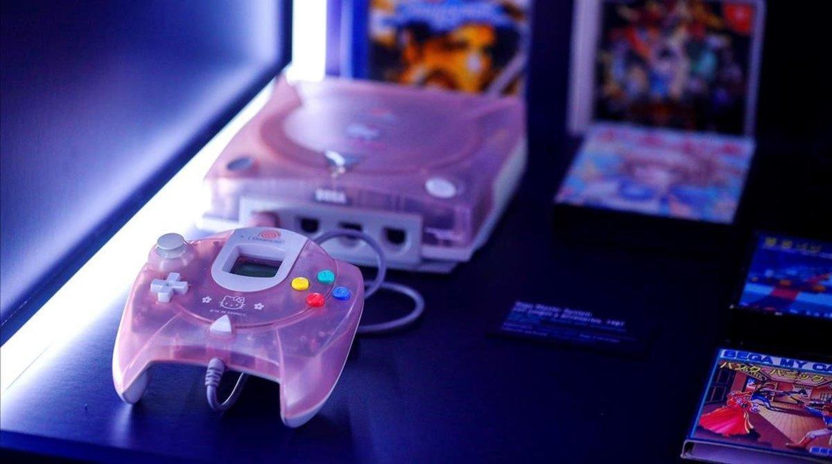 La videoconsola Dreamcast DC Hello Kitty de SEGA en la exposición Game On. La videoconsola Dreamcast DC Hello Kitty de SEGA en la exposición Game On.