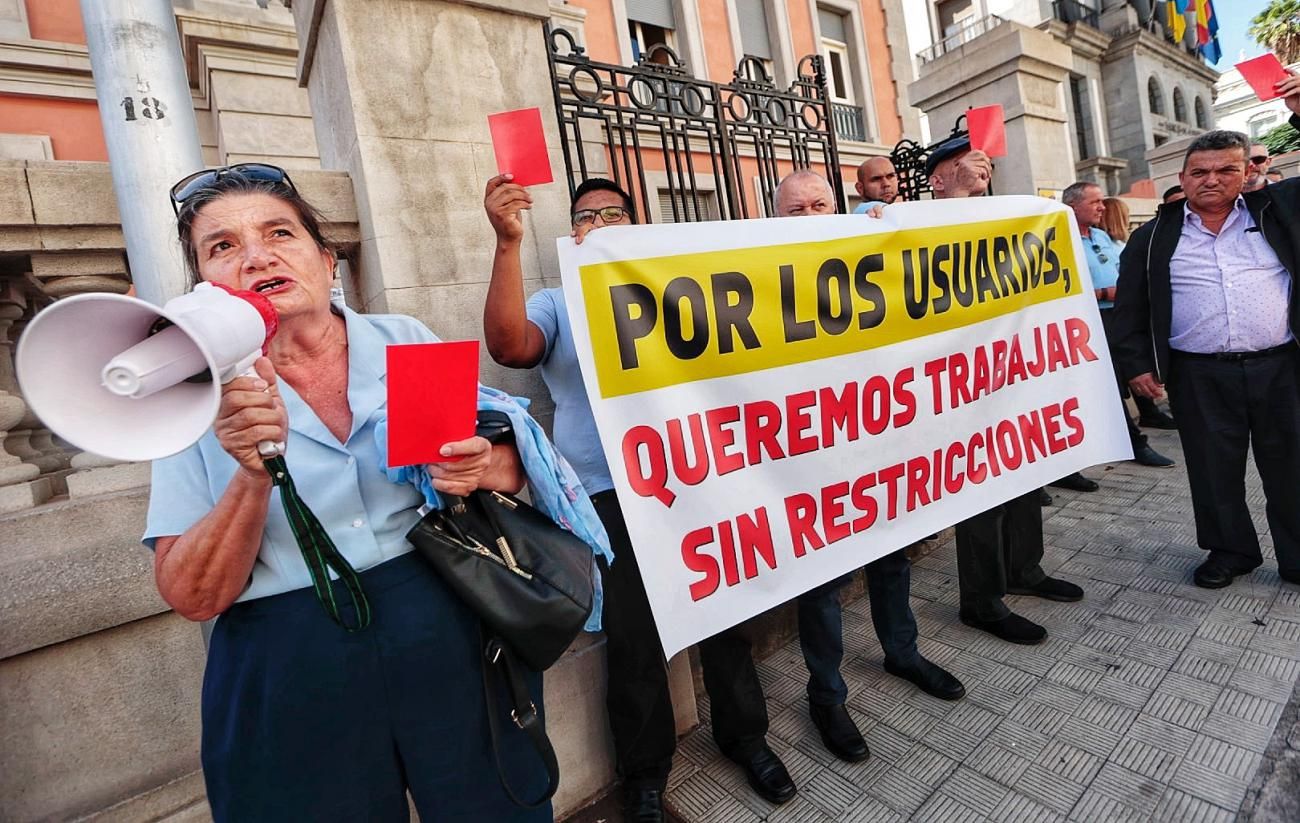 Concentración de taxistas por la Mesa del Taxi