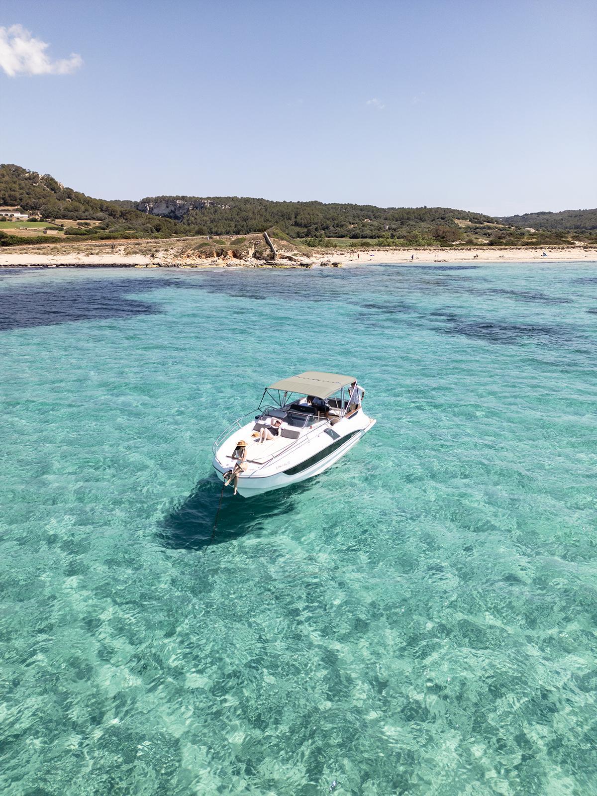 Navegar permite descubrir desde el mar algunos de los rincones más salvajes de la isla.