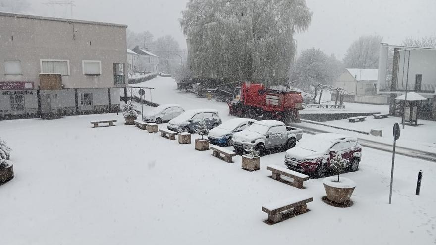 La nieve mantiene cortada la carretera de Galende