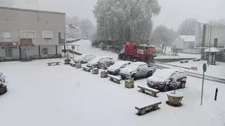 La nieve mantiene cortada la carretera de Galende