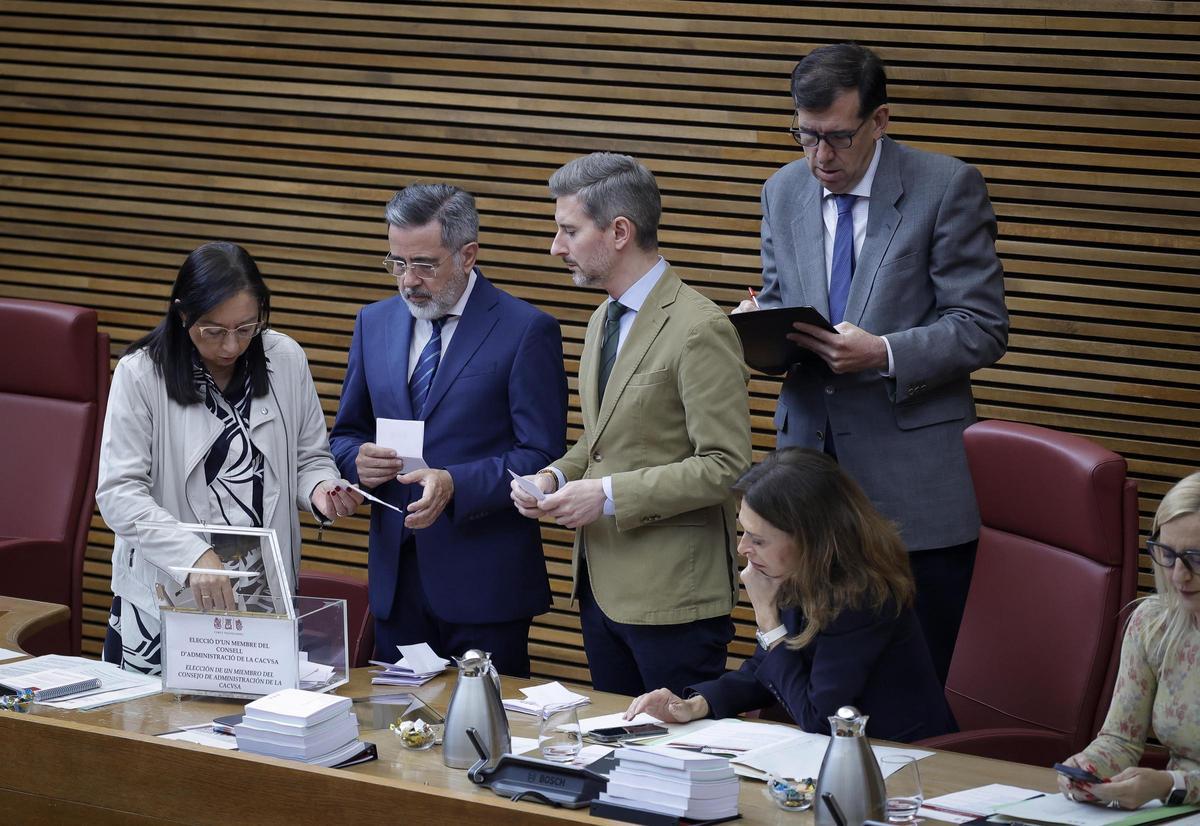 La presidenta y vicepresidente de las Corts recuentan los votos para elegir a Ceballos, este jueves.