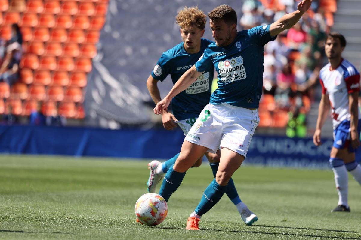 Ekaitz Jiménez golpea el balón en presecia de Simo, durante el encuentro del Córdoba CF frente al Rayo Majadahonda, este domingo.