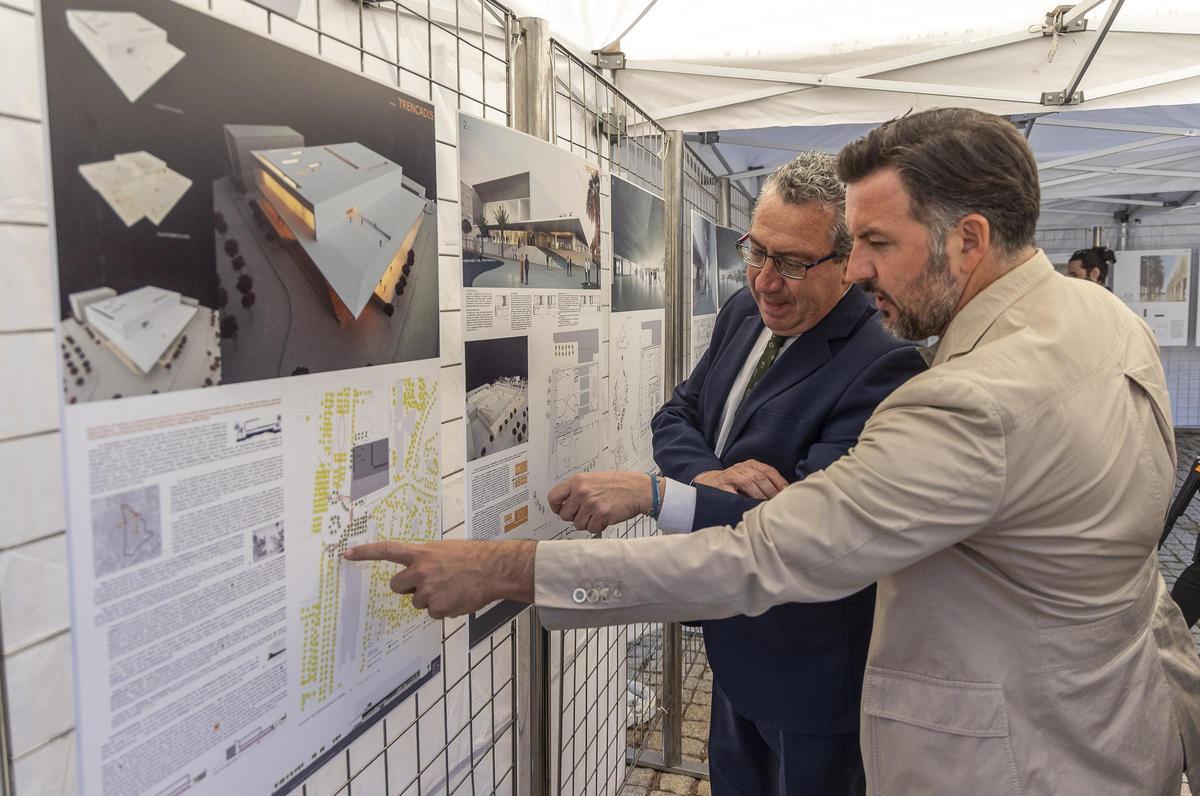 El presidente de la Diputación y el alcalde, viendo la exposición con las obras ganadoras.