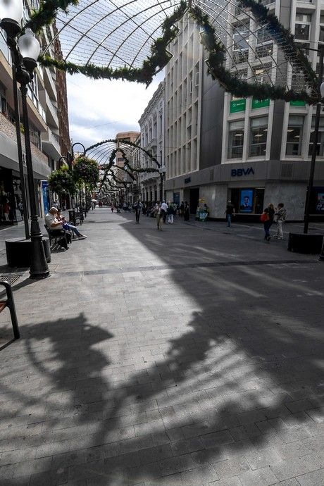 Colocado de alumbrado navideño en Triana